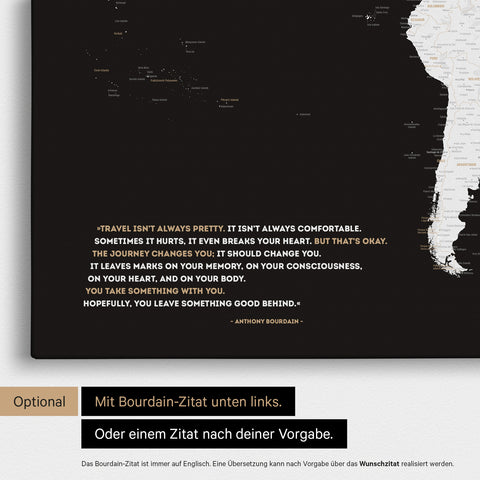 Weltkarte in Schwarz-Weiß mit eingedrucktem Zitat von Anthony Bourdain, das bei einer Personalisierung gegen ein beliebiges anderes Zitat ersetzt werden kann