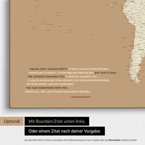 Weltkarte in Treasure Gold mit eingedrucktem Zitat von Anthony Bourdain, das bei einer Personalisierung gegen ein beliebiges anderes Zitat ersetzt werden kann