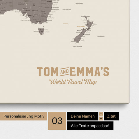 Personalisierung einer Weltkarte Pinnwand in Warmgray (Braun-Grau) mit einem Logo im Vintage-Look, bei dem die Namen und die Unterzeile „World Travel Map“ geändert werden kann