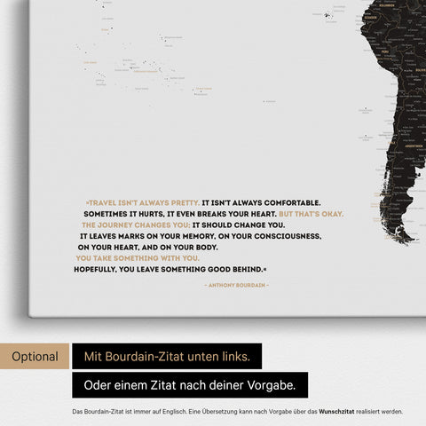 Weltkarte in Light Black (Weiß Schwarz) mit eingedrucktem Zitat von Anthony Bourdain, das bei einer Personalisierung gegen ein beliebiges anderes Zitat ersetzt werden kann