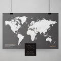 Weltkarte als Poster in Dunkelgrau zum Pinnen und Markieren von Reisezielen kaufen