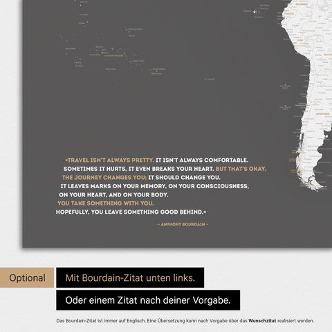 Poster einer Weltkarte in Dunkelgrau mit eingedrucktem Zitat von Anthony Bourdain, das bei einer Personalisierung gegen ein beliebiges anderes Zitat ersetzt werden kann