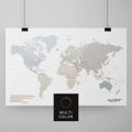 Weltkarte als Poster in Multicolor Light zum Pinnen und Markieren von Reisezielen kaufen