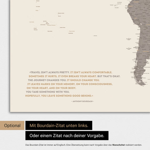 Poster einer Weltkarte in Multicolor Matt mit eingedrucktem Zitat von Anthony Bourdain, das bei einer Personalisierung gegen ein beliebiges anderes Zitat ersetzt werden kann