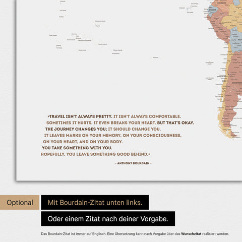 Poster einer Weltkarte in Multicolor Sienna mit eingedrucktem Zitat von Anthony Bourdain, das bei einer Personalisierung gegen ein beliebiges anderes Zitat ersetzt werden kann