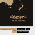 Poster Weltkarte in Sonar Black (Schwarz-Gold) mit Personalisierung als Familien-Logo