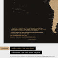 Poster einer Weltkarte in Sonar Black (Schwarz-Gold) mit eingedrucktem Zitat von Anthony Bourdain, das bei einer Personalisierung gegen ein beliebiges anderes Zitat ersetzt werden kann